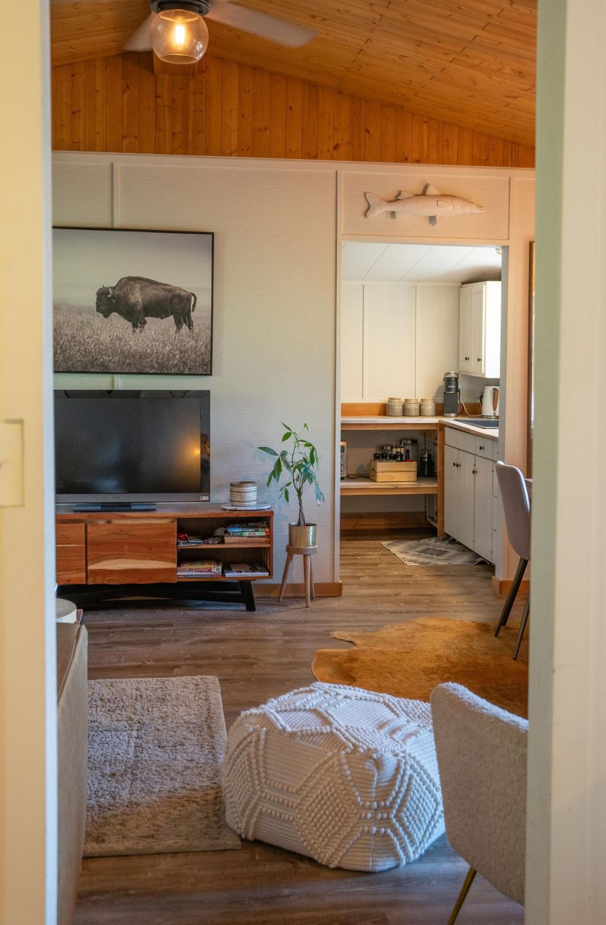 Kootenay Lakeview Retreats - Forest Cabin