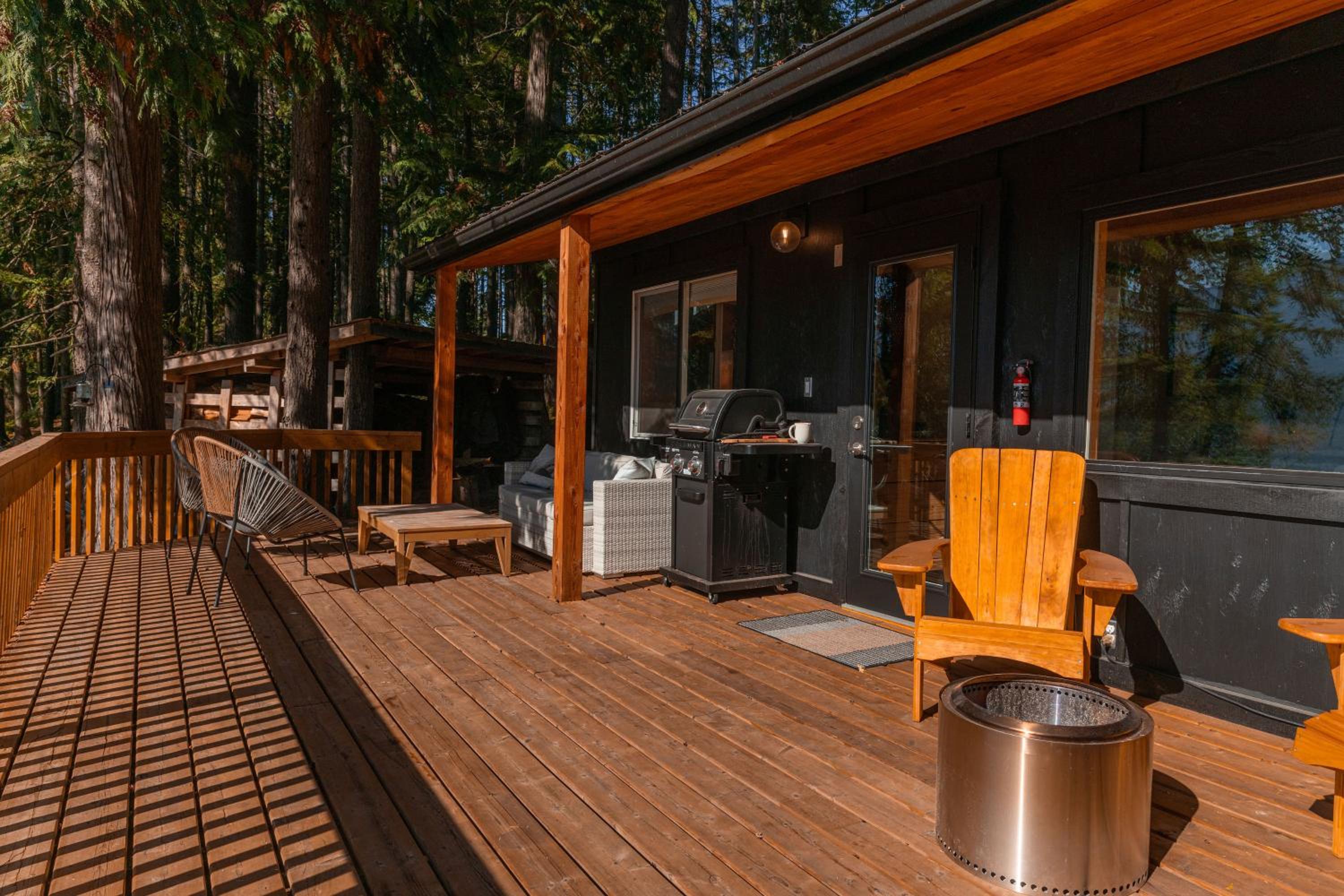 Kootenay Lakeview Retreats - Forest Cabin