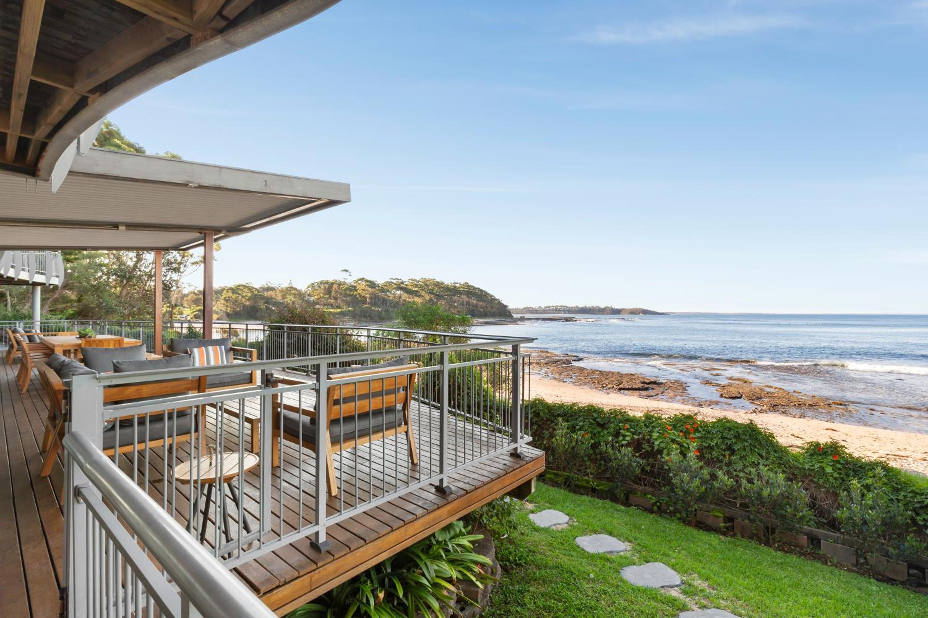 'Nirvana' - Beachfront Luxury Family Home Mollymook