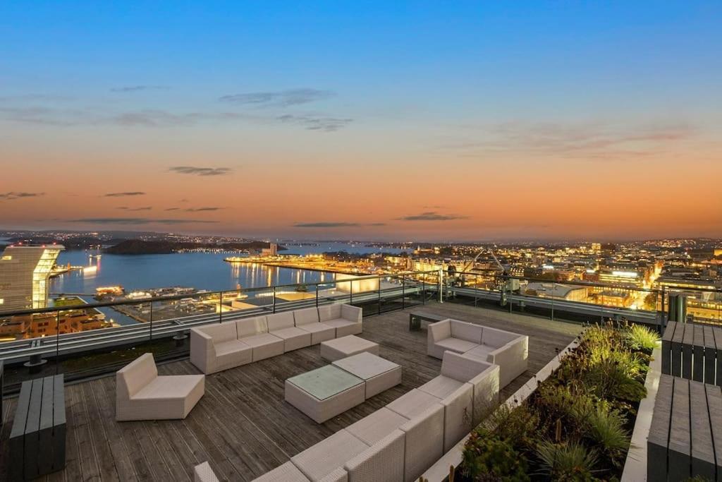 Modern 2bed room sea view apartment @ Oslo Barcode view 2