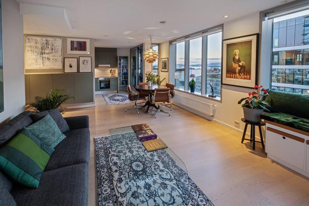 Modern 2bed room sea view apartment @ Oslo Barcode view 3