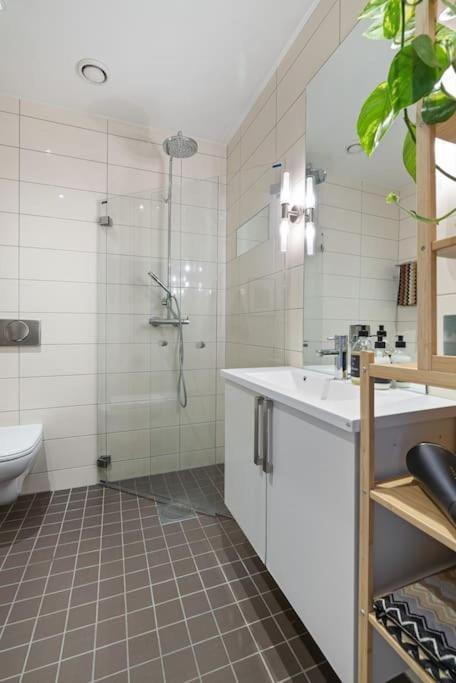 Modern 2bed room sea view apartment @ Oslo Barcode view 5
