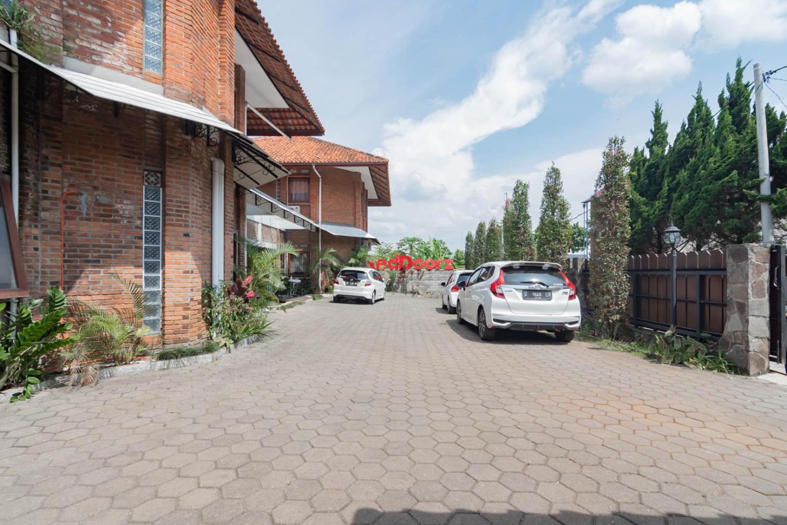RedDoorz Plus near Dago Pakar