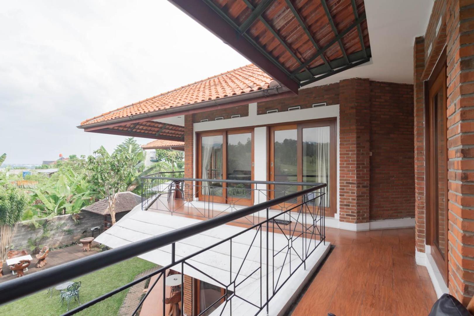 RedDoorz Plus near Dago Pakar