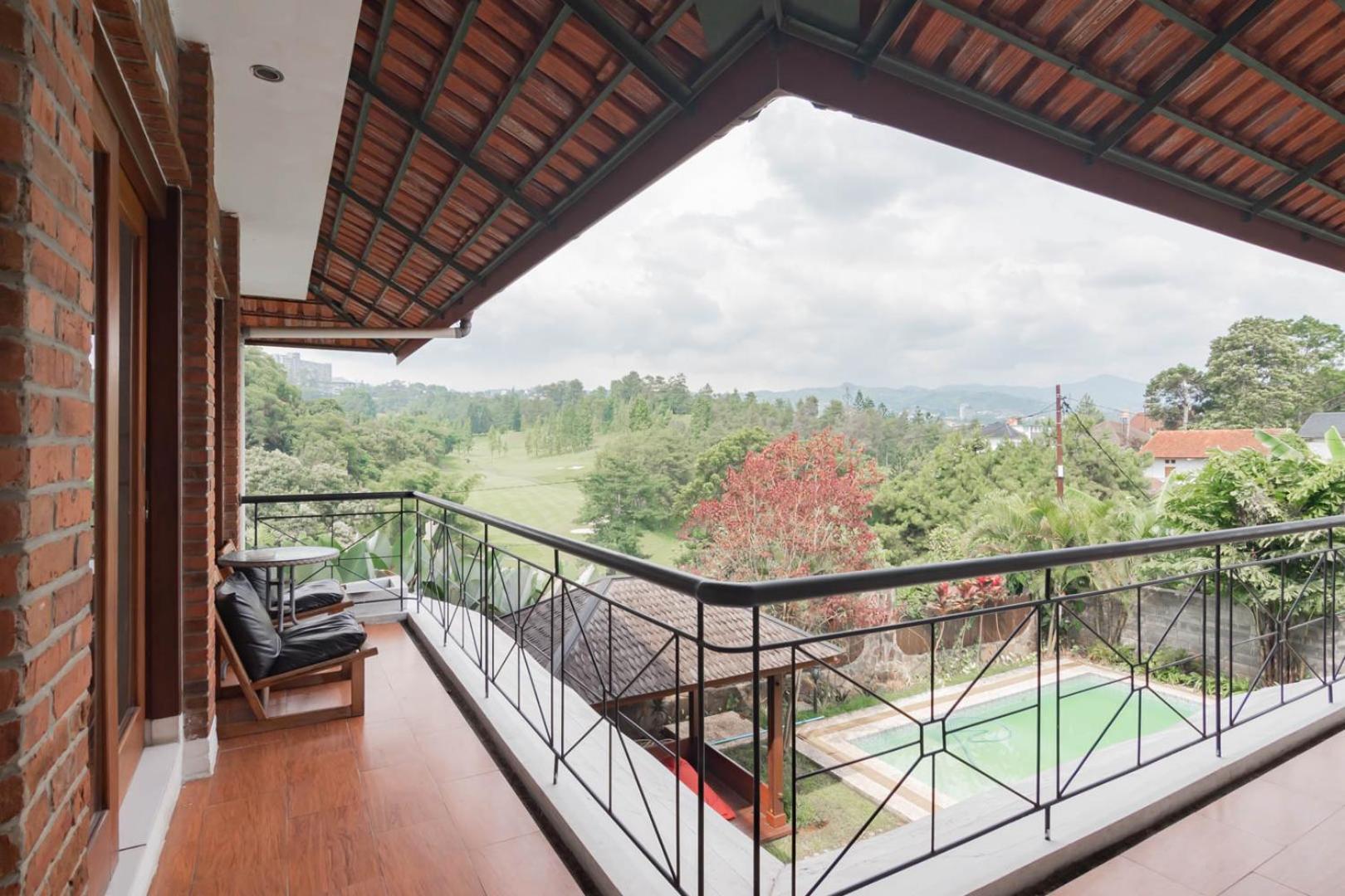 RedDoorz Plus near Dago Pakar