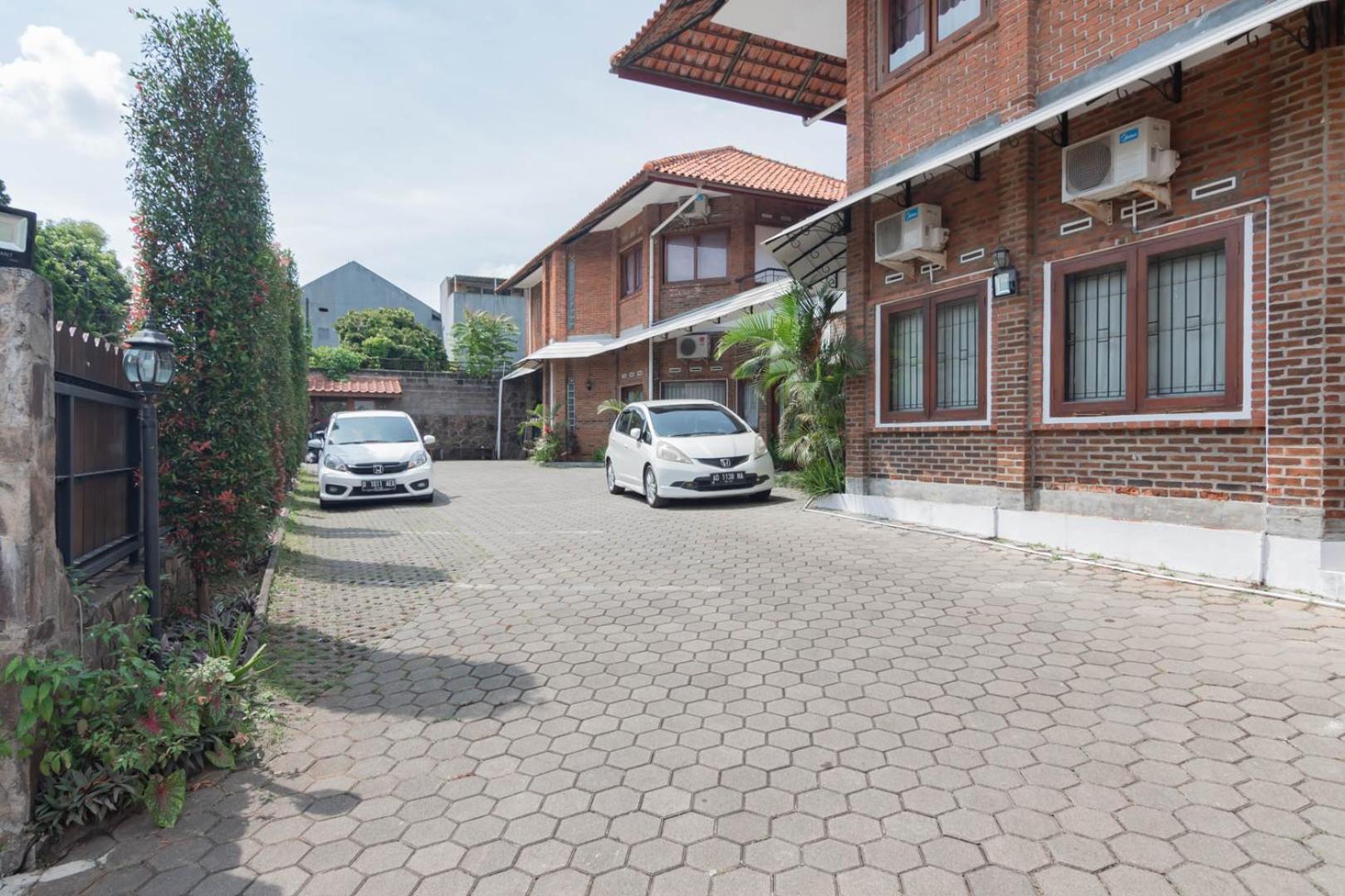 RedDoorz Plus near Dago Pakar