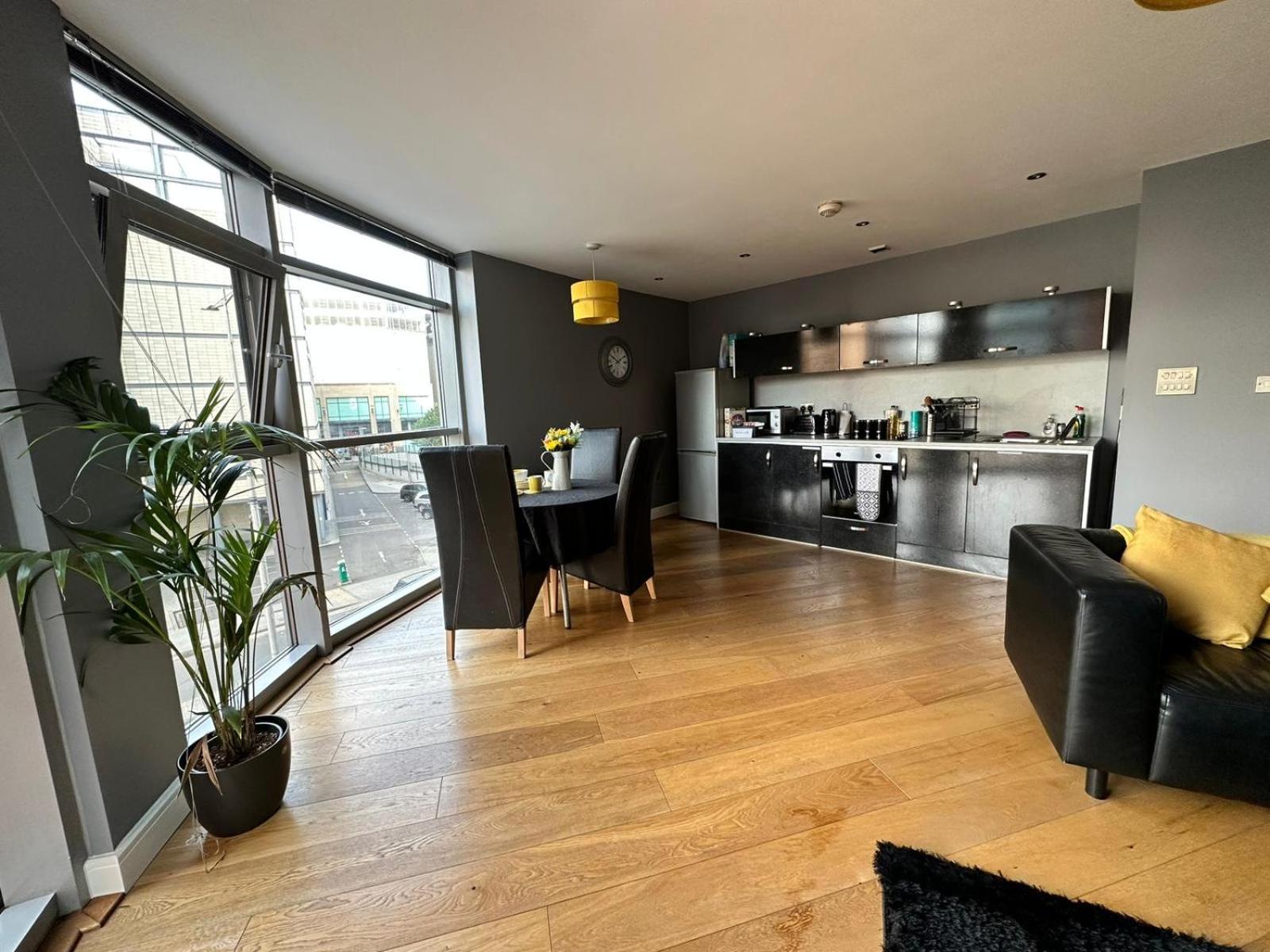 Fantastic and modern city centre flat with FREE parking! view 4