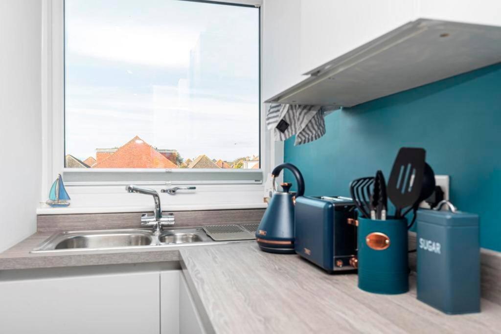 SUNSET SERENITY by BOURNECOAST - A Perfectly Positioned Apartment Very Close to the Sandy Beaches - FM8496