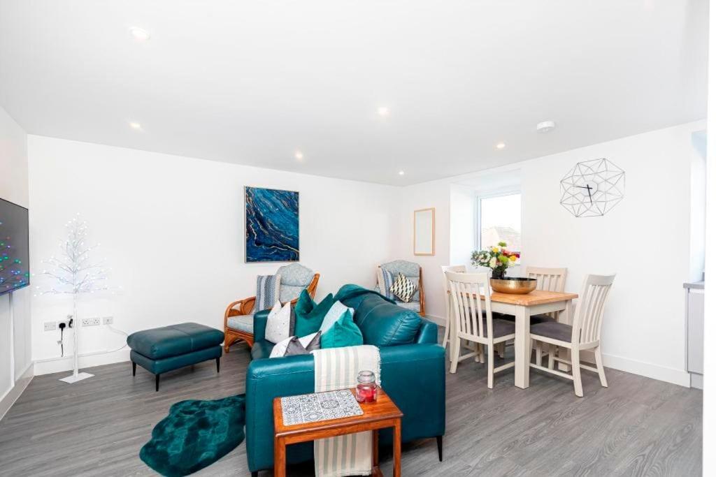 SUNSET SERENITY by BOURNECOAST - A Perfectly Positioned Apartment Very Close to the Sandy Beaches - FM8496