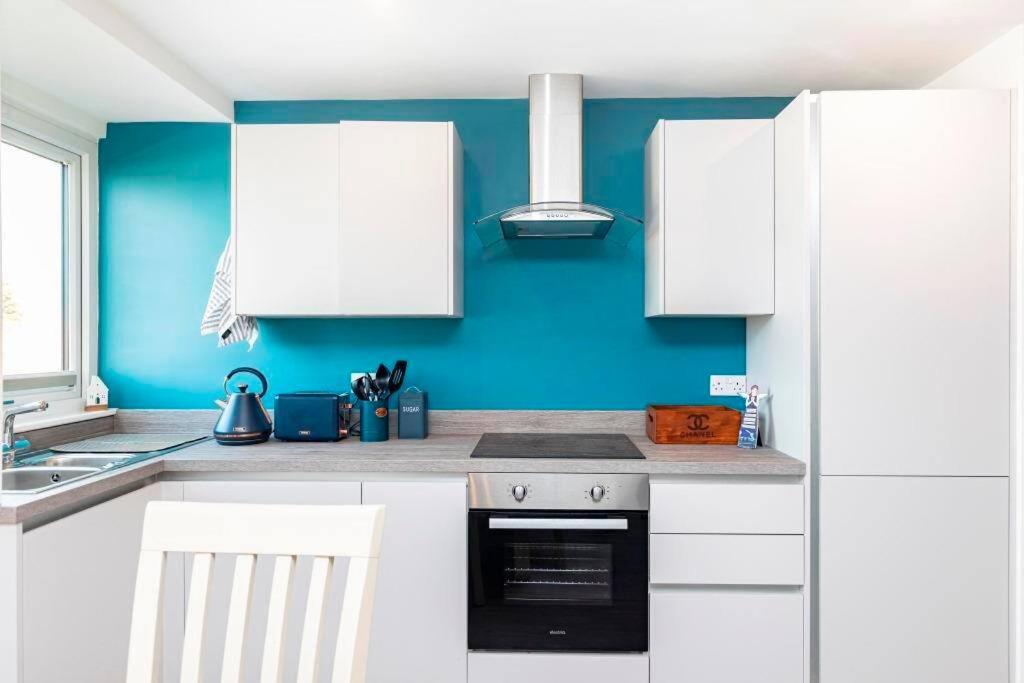 SUNSET SERENITY by BOURNECOAST - A Perfectly Positioned Apartment Very Close to the Sandy Beaches - FM8496