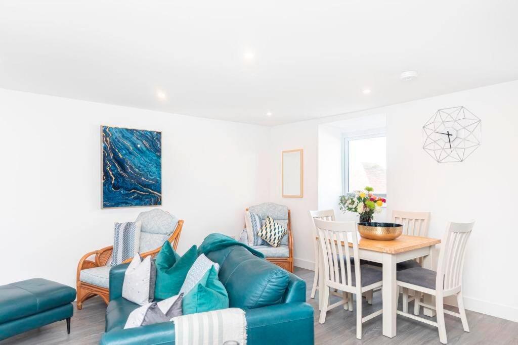 SUNSET SERENITY by BOURNECOAST - A Perfectly Positioned Apartment Very Close to the Sandy Beaches - FM8496