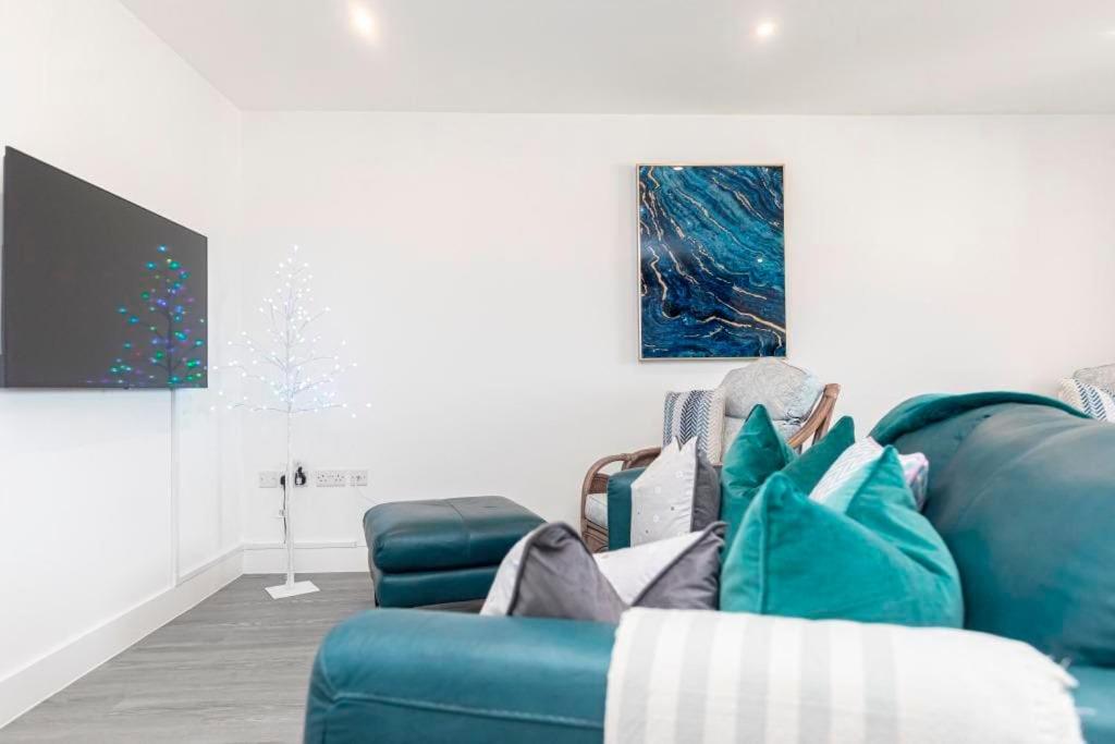 SUNSET SERENITY by BOURNECOAST - A Perfectly Positioned Apartment Very Close to the Sandy Beaches - FM8496