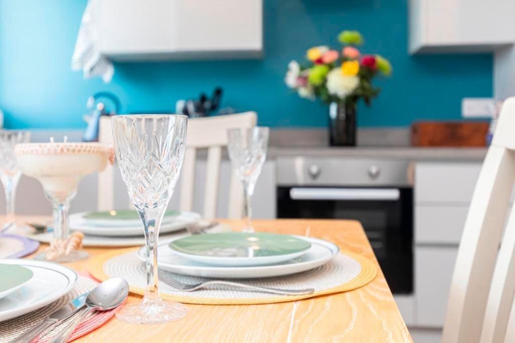 SUNSET SERENITY by BOURNECOAST - A Perfectly Positioned Apartment Very Close to the Sandy Beaches - FM8496
