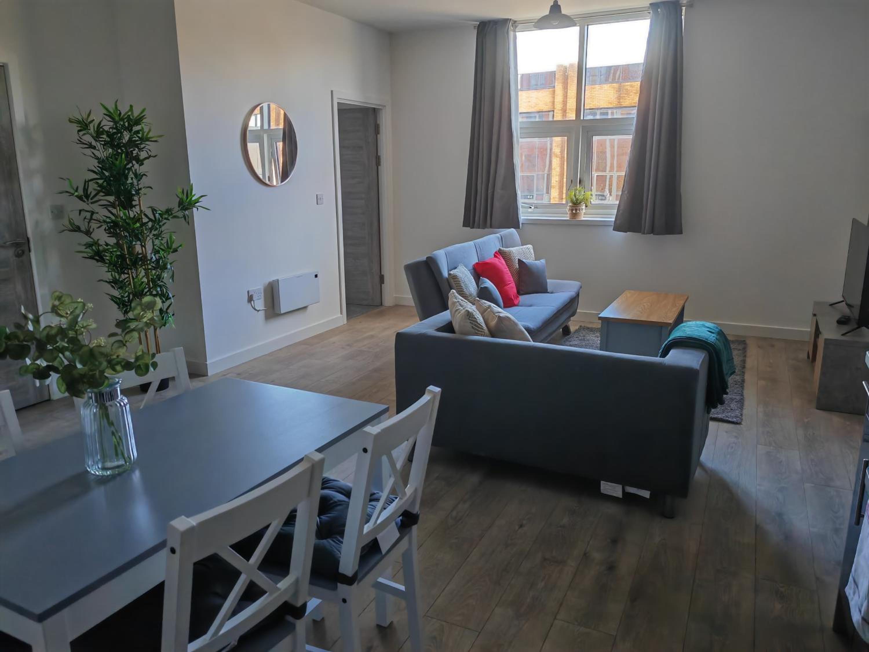 Large 2 Bedroom Apartment - Central Peterborough view 4