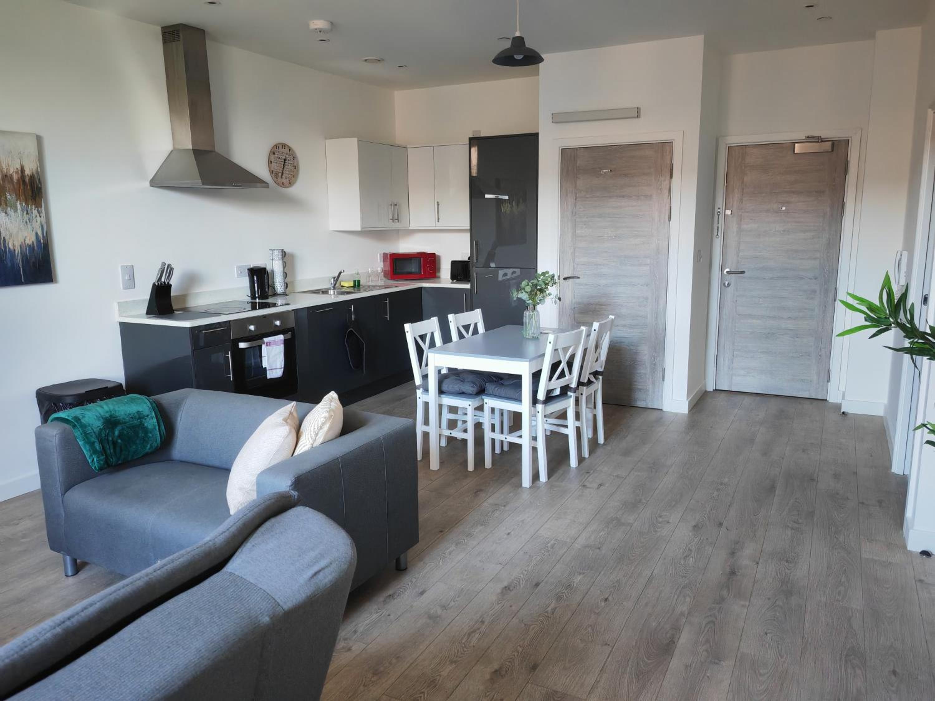 Large 2 Bedroom Apartment - Central Peterborough view 3