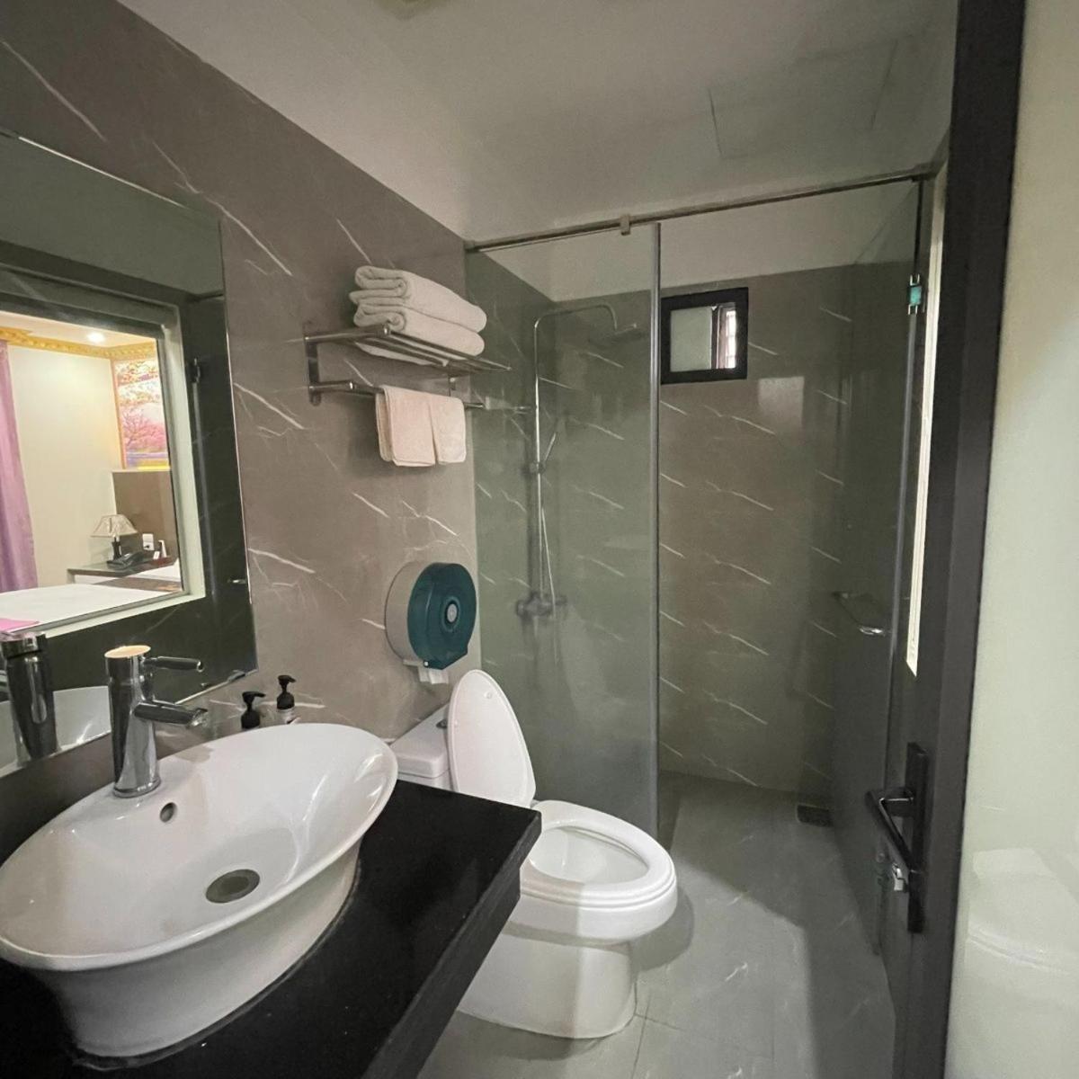 Hoàng Gia Hotel - Cổ Linh HN - by BAY LUXURY