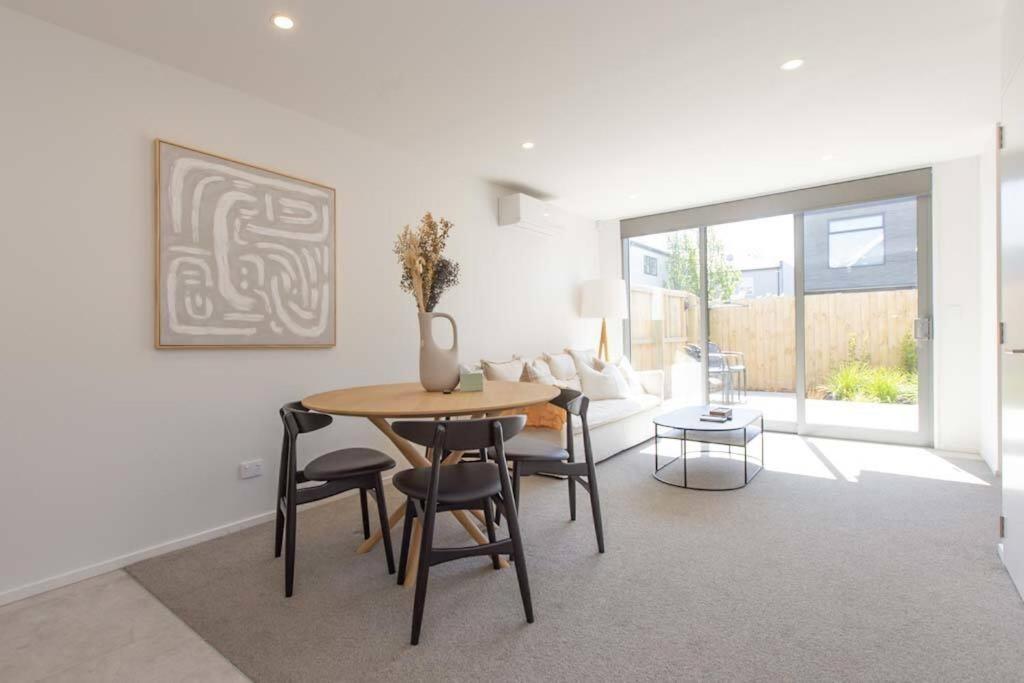 Inner City Luxury With Free Parking view 5