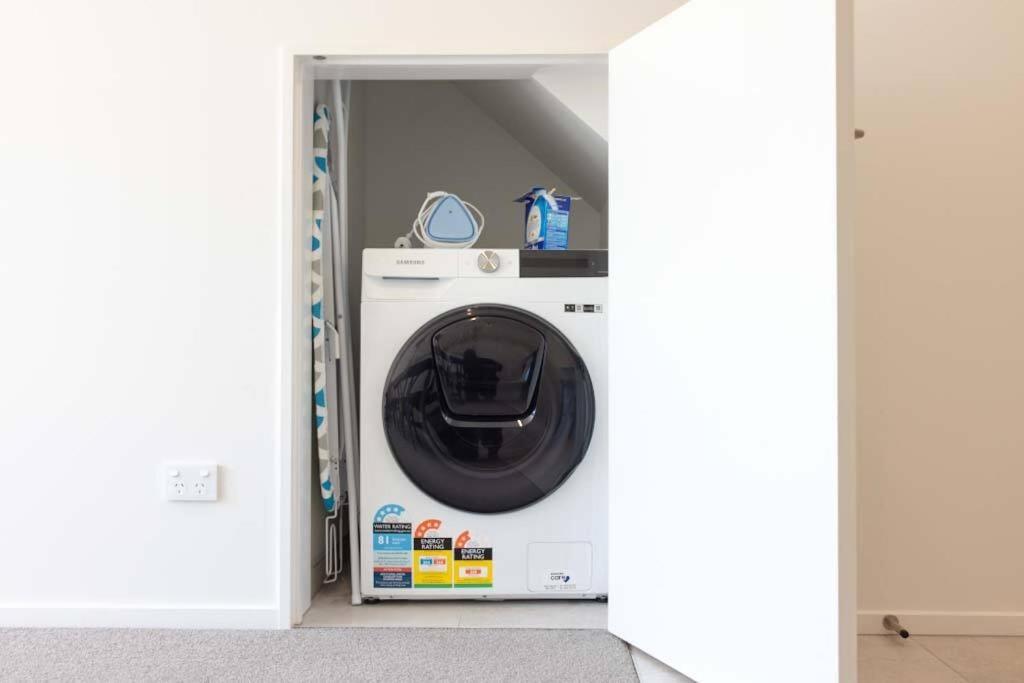 Inner City Luxury With Free Parking view 3