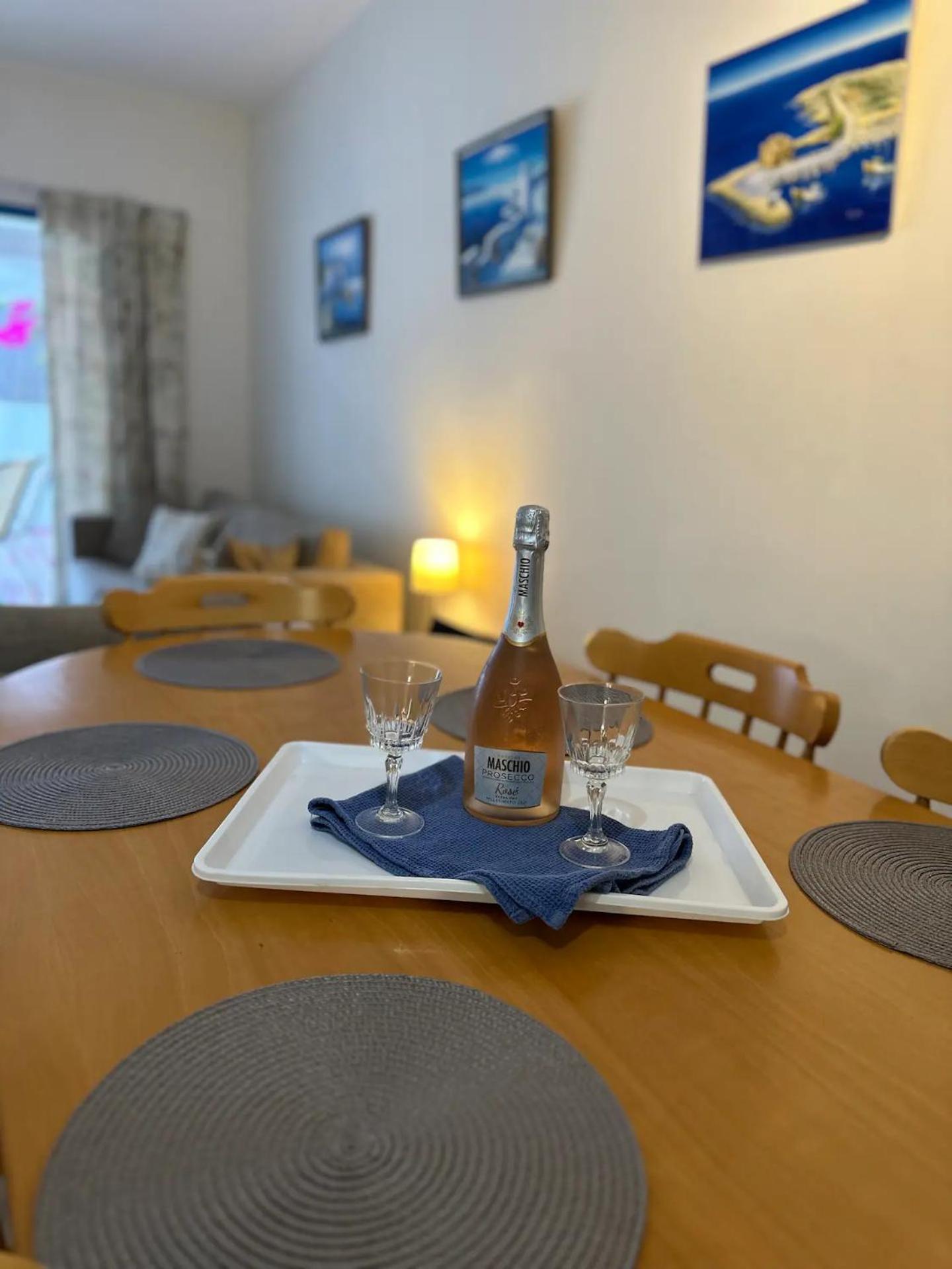 Cozy 2-bd ap near the sea!