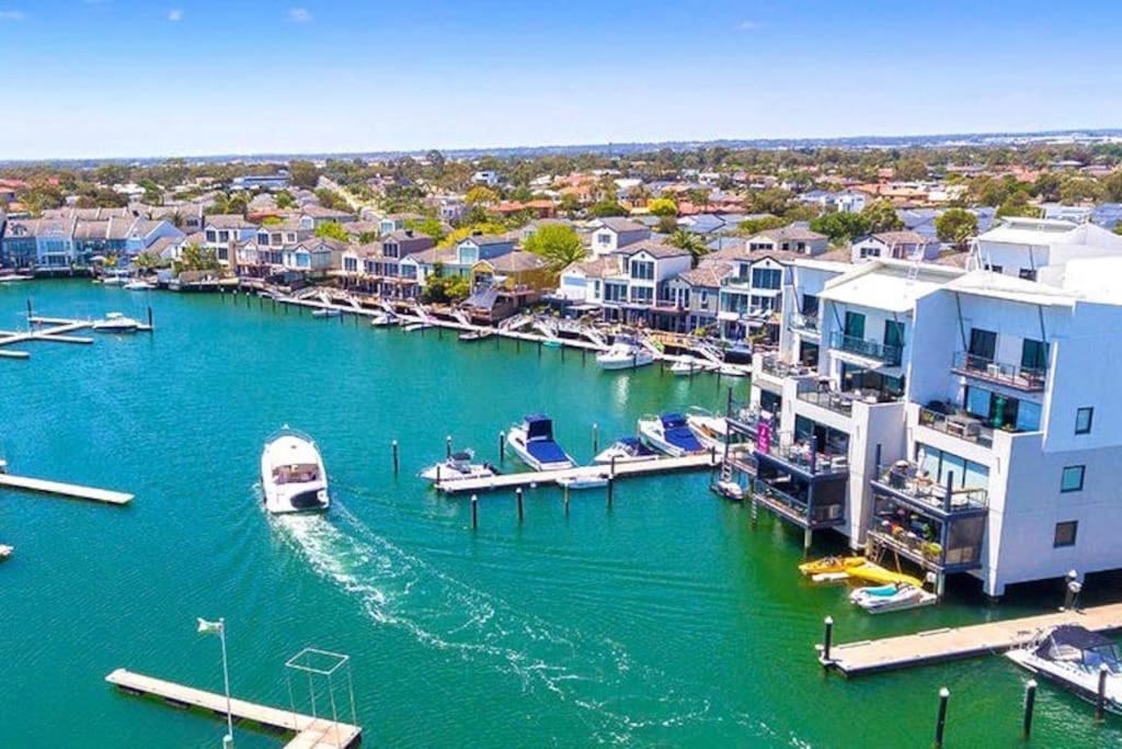 Marina Magic Getaways - Your Waterfront Retreat