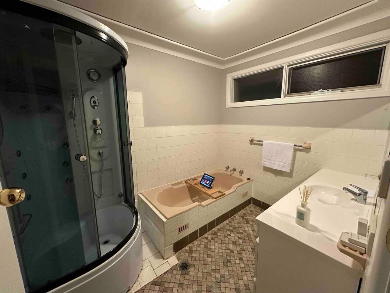 Pool - Arcade Games - Heated toilet seat - Air Conditioning- Hot Tub Spa - Electrical BBQ Grill at Golden Swan Holiday House