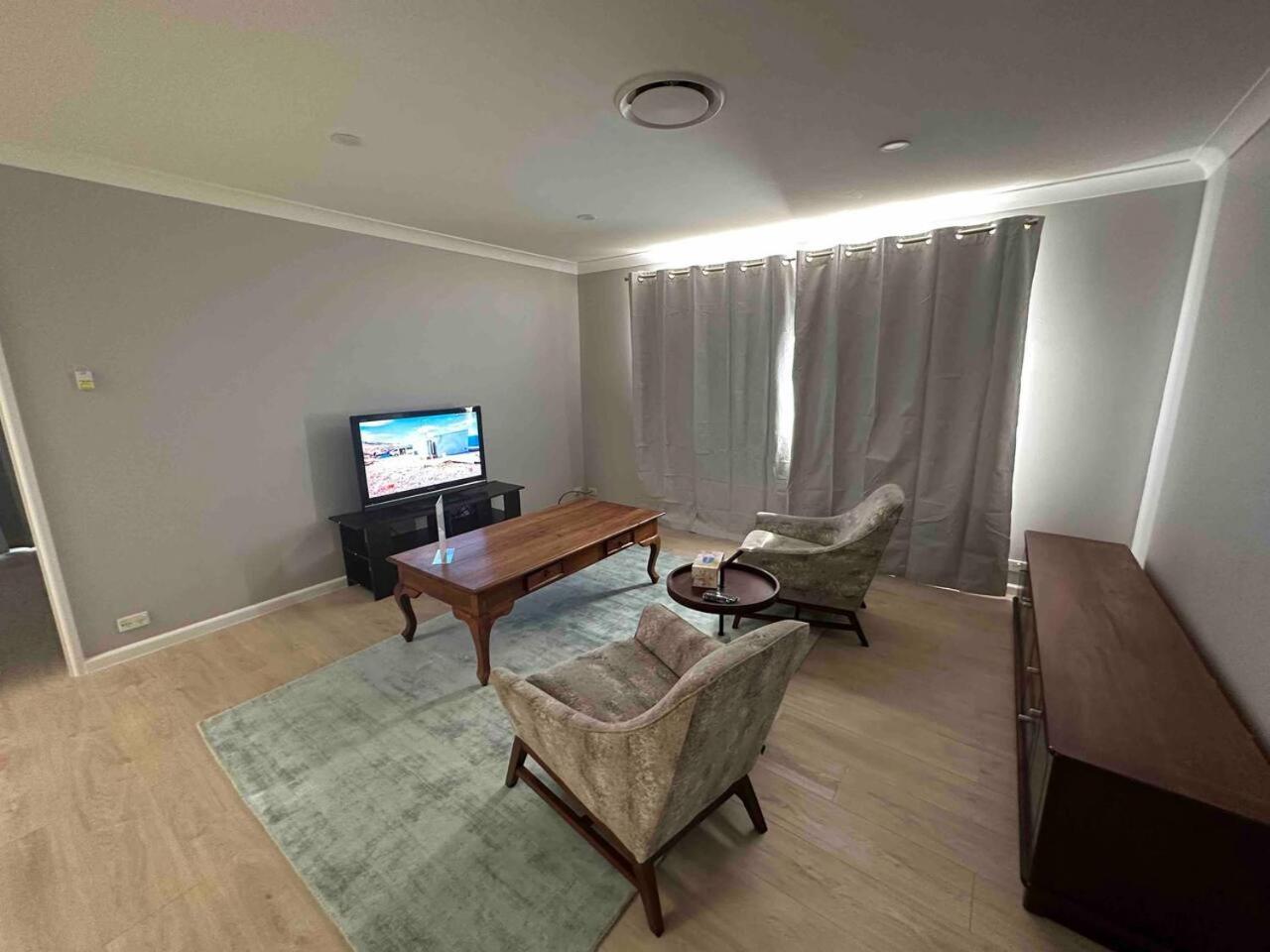 Pool - Arcade Games - Heated toilet seat - Air Conditioning- Hot Tub Spa - Electrical BBQ Grill at Golden Swan Holiday House