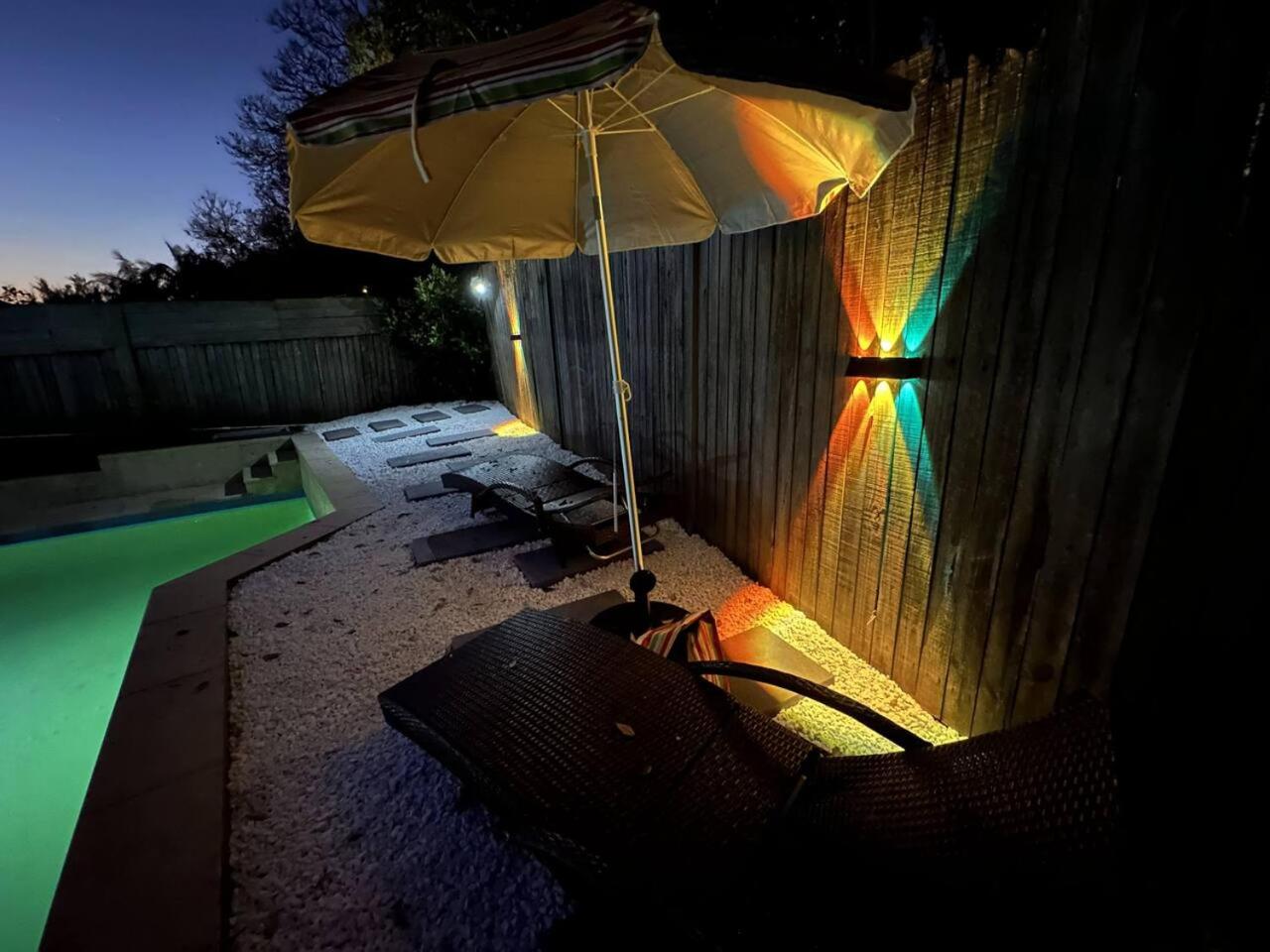 Pool - Arcade Games - Heated toilet seat - Air Conditioning- Hot Tub Spa - Electrical BBQ Grill at Golden Swan Holiday House