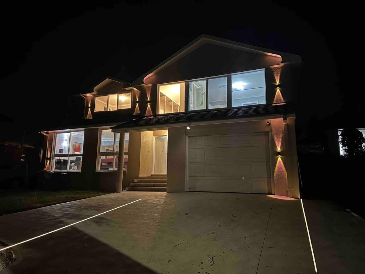 Hotel 5 Bedroom 3 Bathroom House With Pool, Spa, Voice-control Smart Home And Game Room