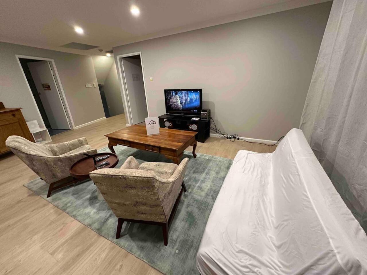 Pool - Arcade Games - Heated toilet seat - Air Conditioning- Hot Tub Spa - Electrical BBQ Grill at Golden Swan Holiday House