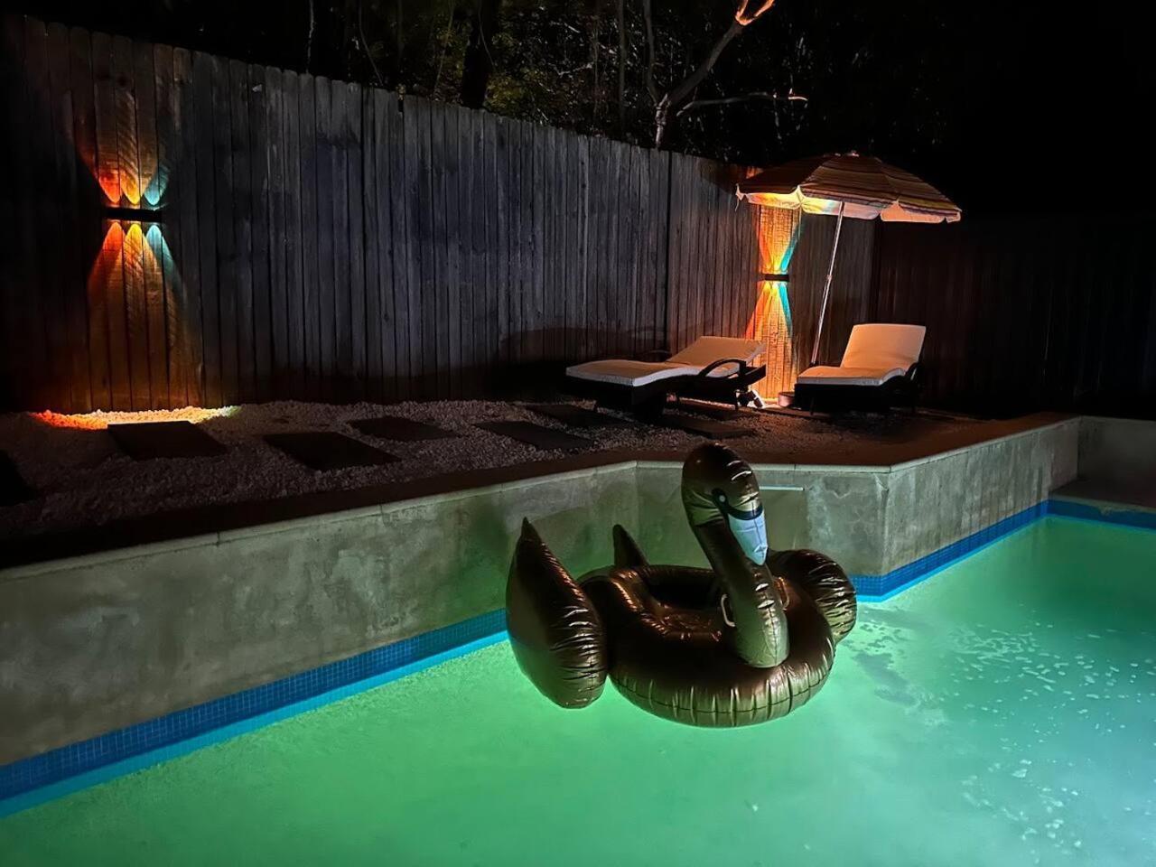 Pool - Arcade Games - Heated toilet seat - Air Conditioning- Hot Tub Spa - Electrical BBQ Grill at Golden Swan Holiday House