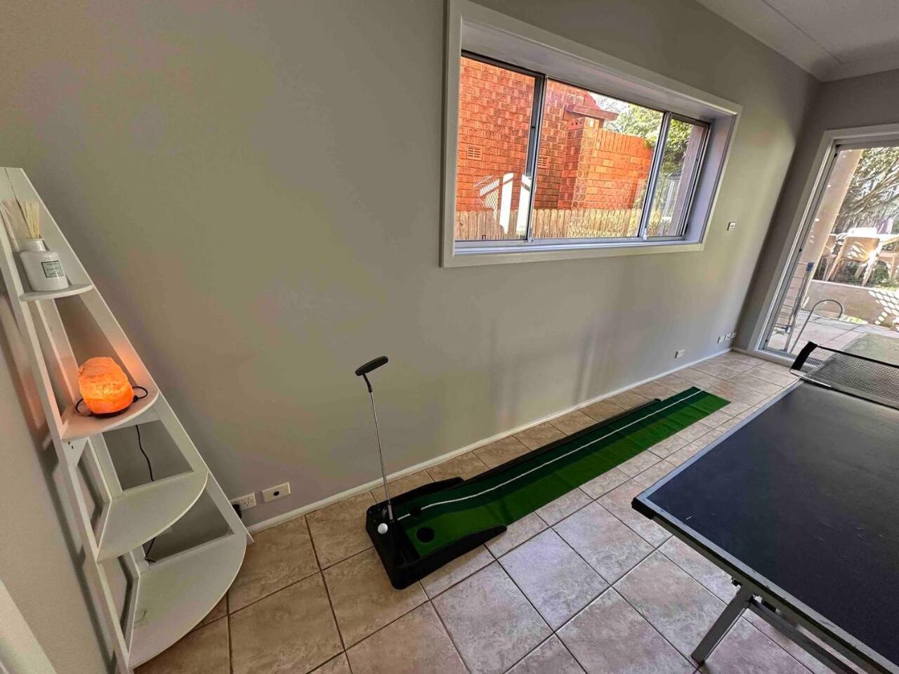 Pool - Arcade Games - Heated toilet seat - Air Conditioning- Hot Tub Spa - Electrical BBQ Grill at Golden Swan Holiday House