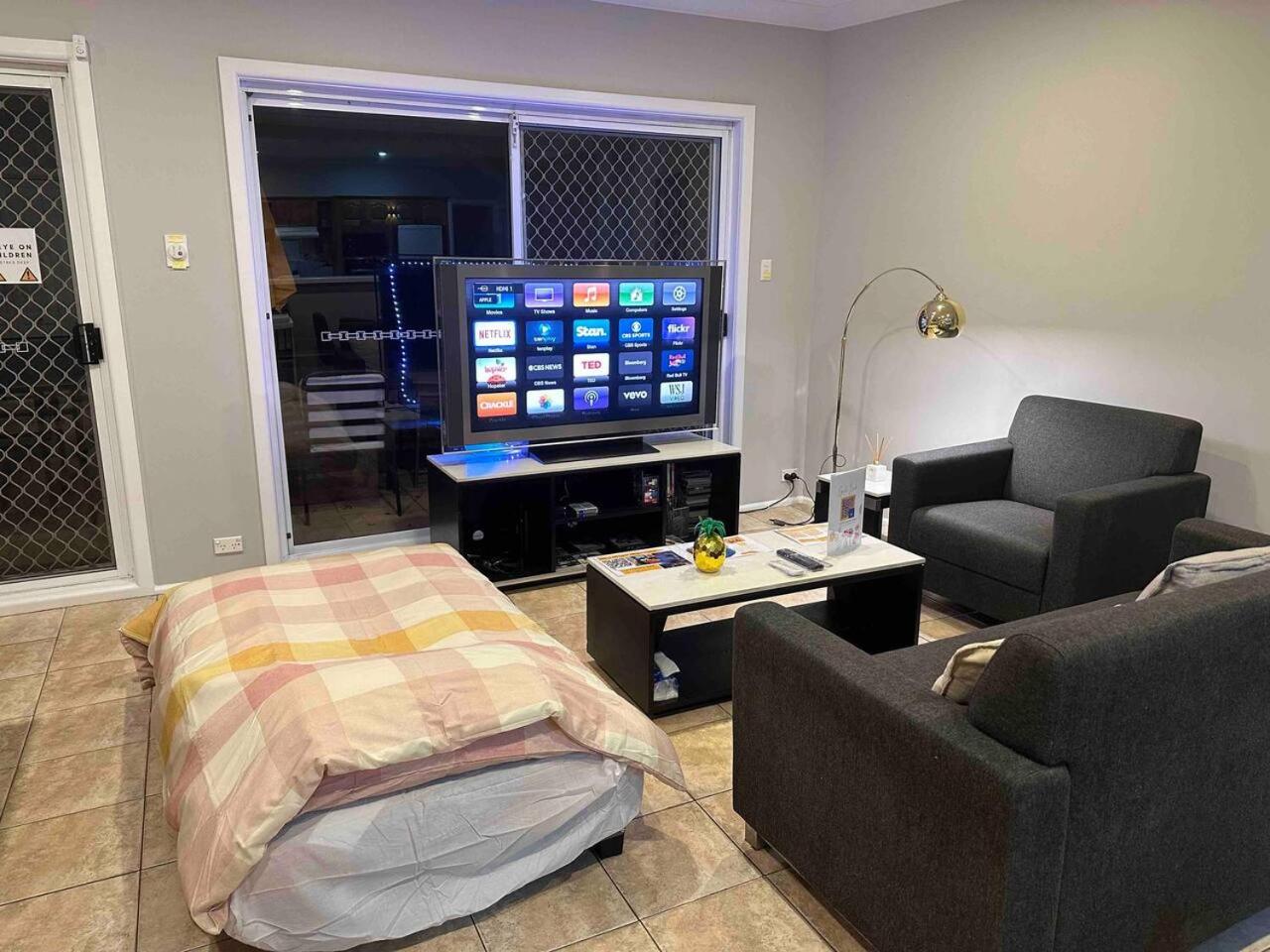 Pool - Arcade Games - Heated toilet seat - Air Conditioning- Hot Tub Spa - Electrical BBQ Grill at Golden Swan Holiday House