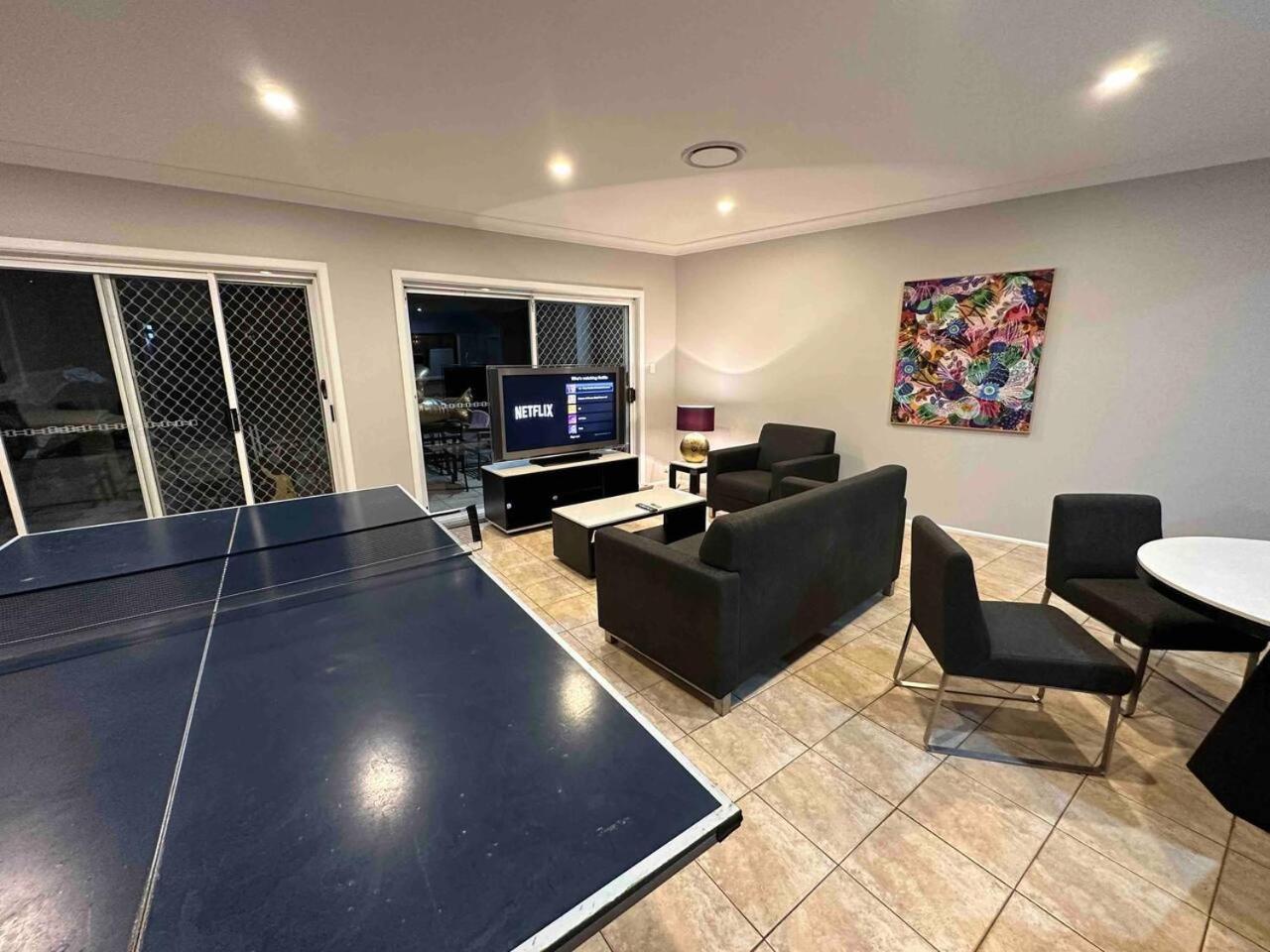 Pool - Arcade Games - Heated toilet seat - Air Conditioning- Hot Tub Spa - Electrical BBQ Grill at Golden Swan Holiday House