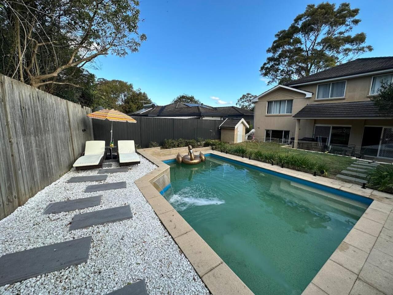 Pool - Arcade Games - Heated toilet seat - Air Conditioning- Hot Tub Spa - Electrical BBQ Grill at Golden Swan Holiday House