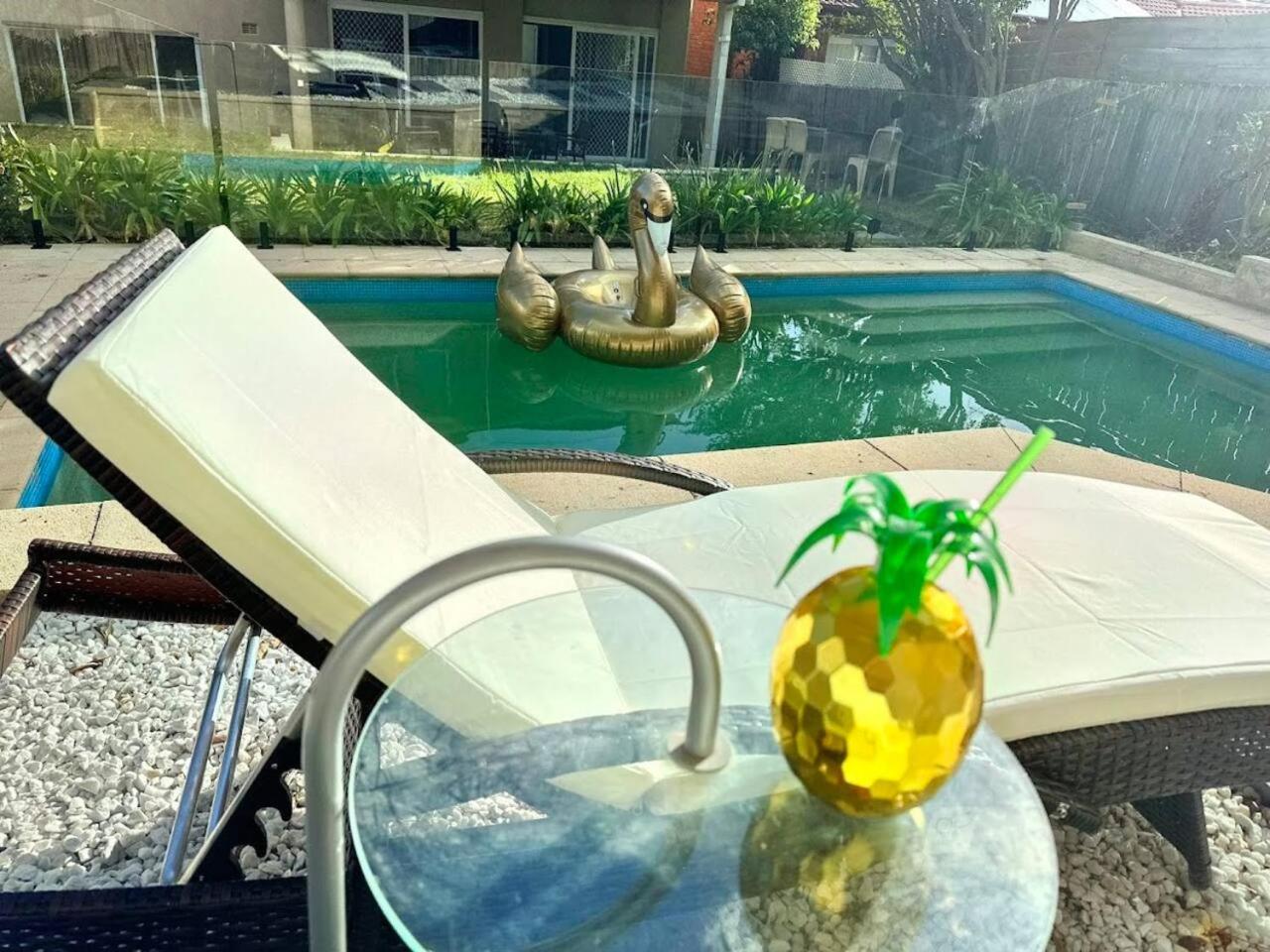 Pool - Arcade Games - Heated toilet seat - Air Conditioning- Hot Tub Spa - Electrical BBQ Grill at Golden Swan Holiday House