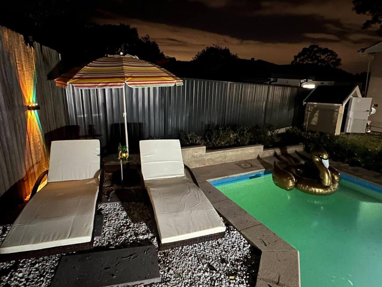 Pool - Arcade Games - Heated toilet seat - Air Conditioning- Hot Tub Spa - Electrical BBQ Grill at Golden Swan Holiday House