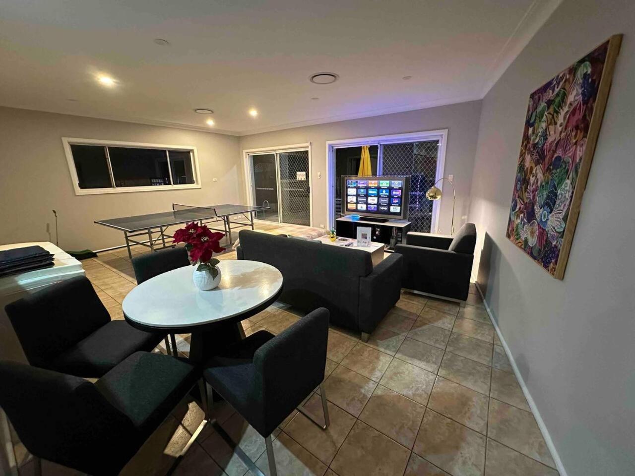 Pool - Arcade Games - Heated toilet seat - Air Conditioning- Hot Tub Spa - Electrical BBQ Grill at Golden Swan Holiday House