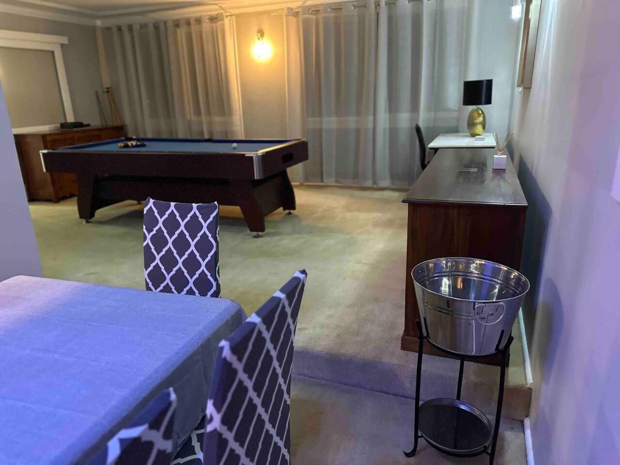 Pool - Arcade Games - Heated toilet seat - Air Conditioning- Hot Tub Spa - Electrical BBQ Grill at Golden Swan Holiday House