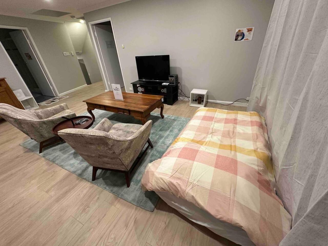 Pool - Arcade Games - Heated toilet seat - Air Conditioning- Hot Tub Spa - Electrical BBQ Grill at Golden Swan Holiday House