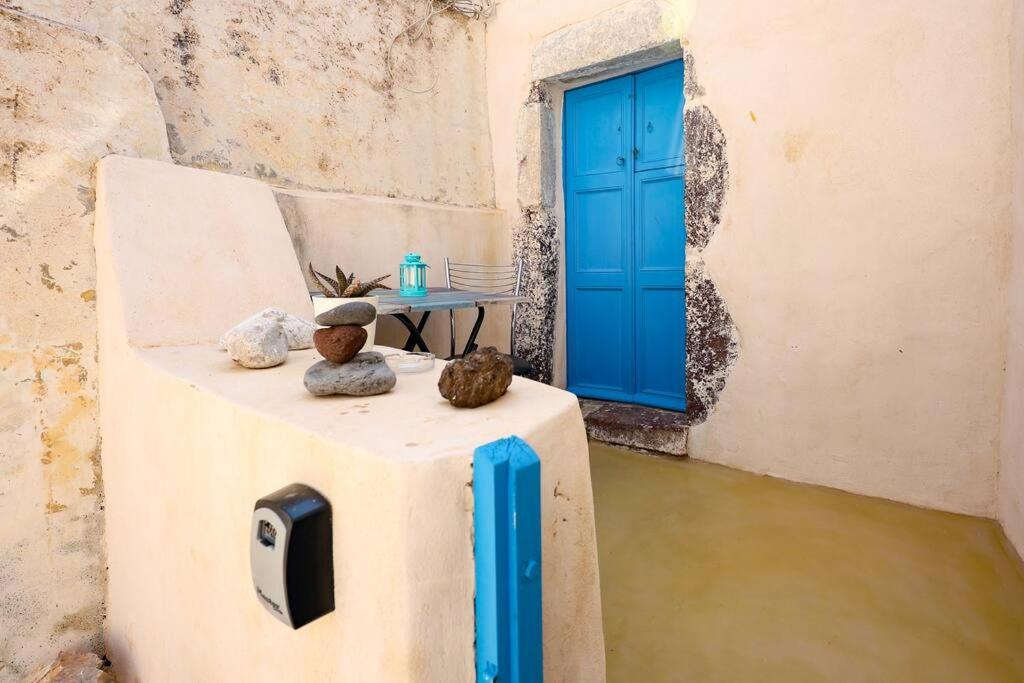 Kastelli , santorini house for 4 persons by MPS