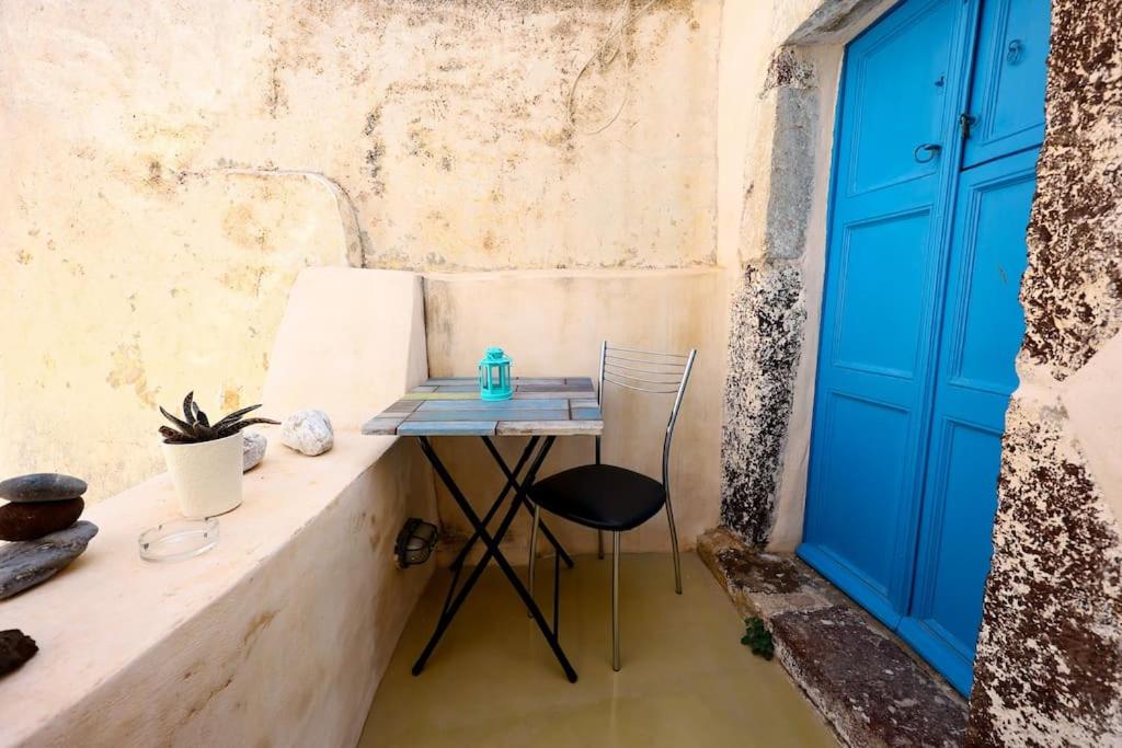 Kastelli , santorini house for 4 persons by MPS