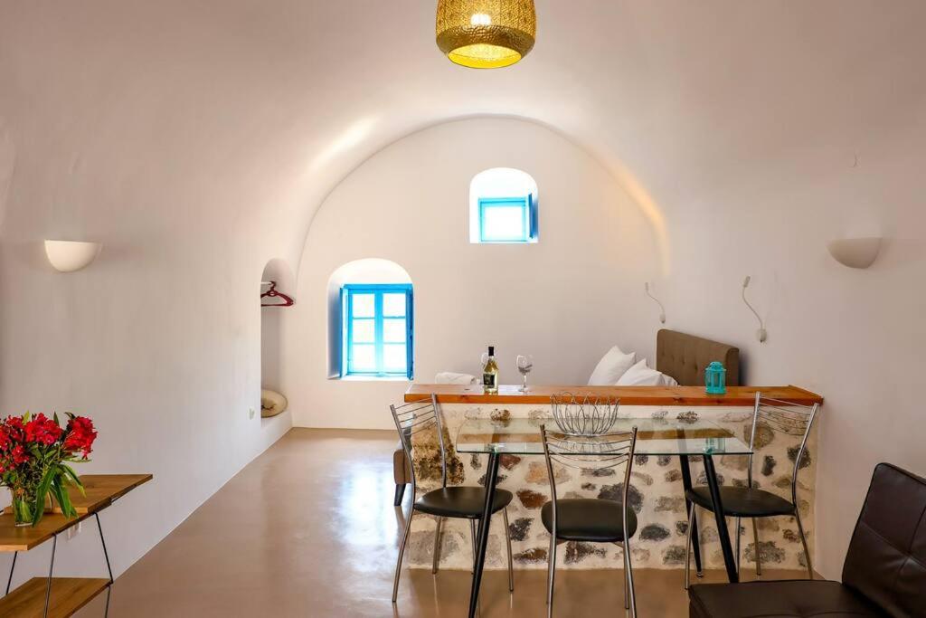 Kastelli , santorini house for 4 persons by MPS
