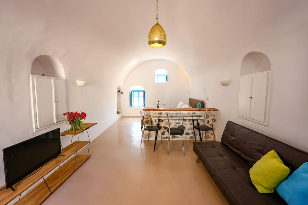 Kastelli , santorini house for 4 persons by MPS