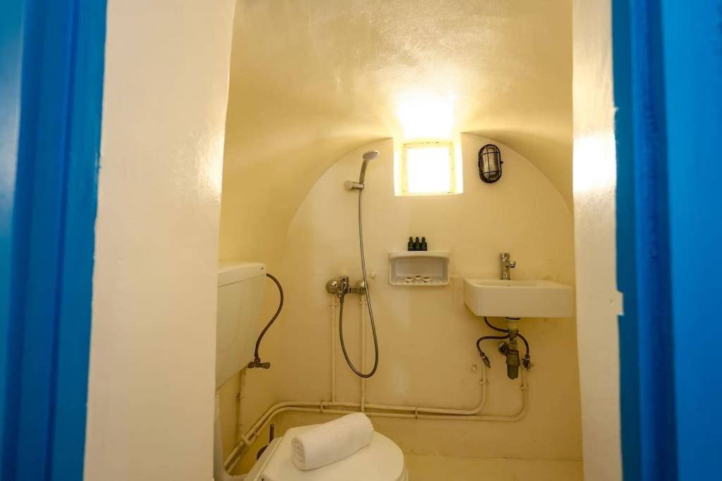 Kastelli , santorini house for 4 persons by MPS