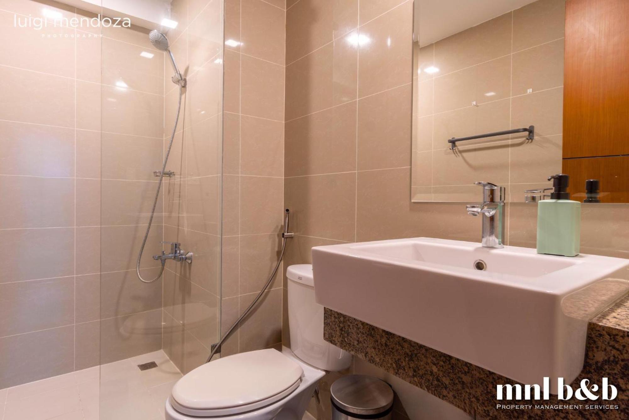 Luxury 2BR in Uptown Bgc Free pool use photo 3