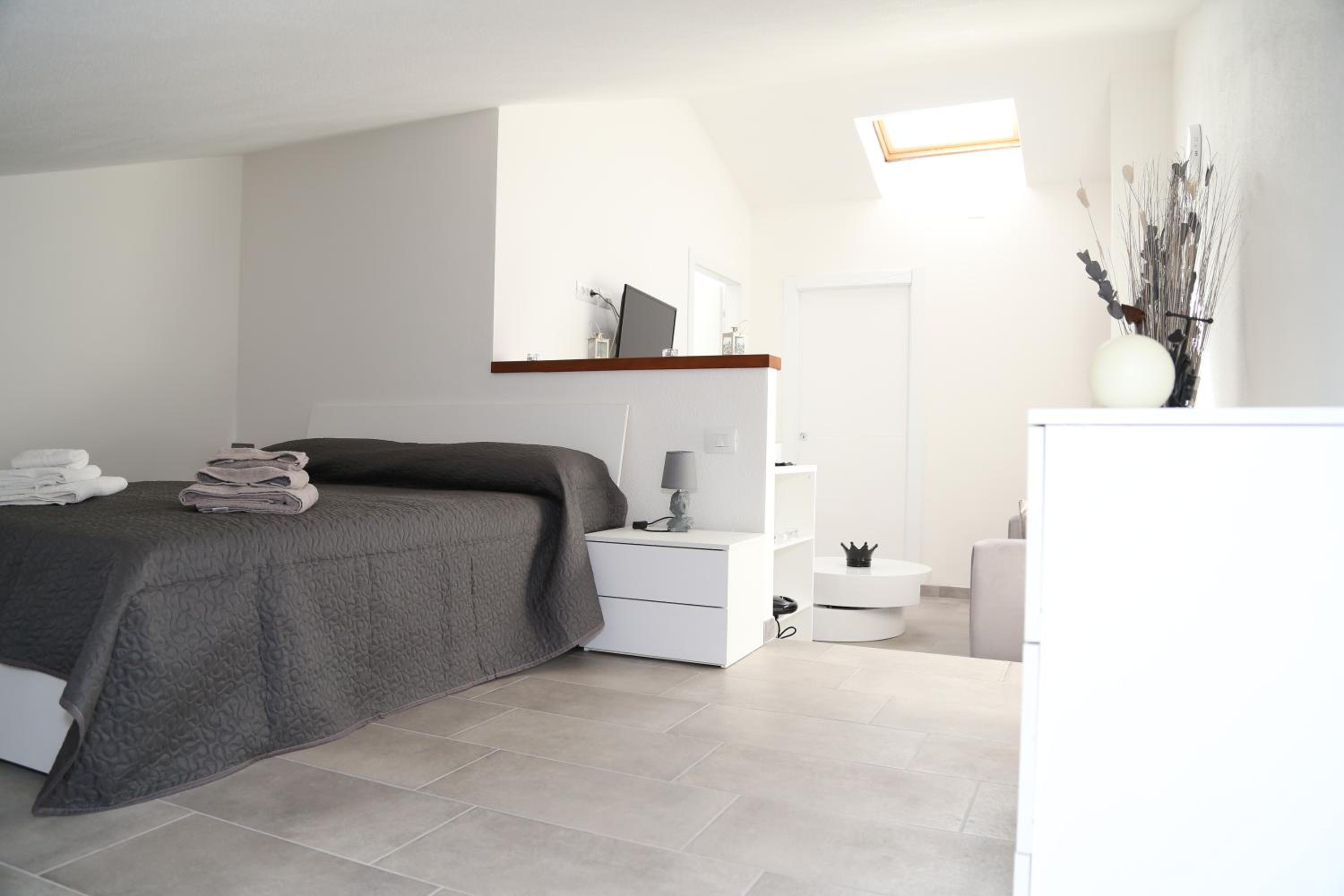 GuestHost - Al civico 5 - Mondern Apartments & Suite! view 2