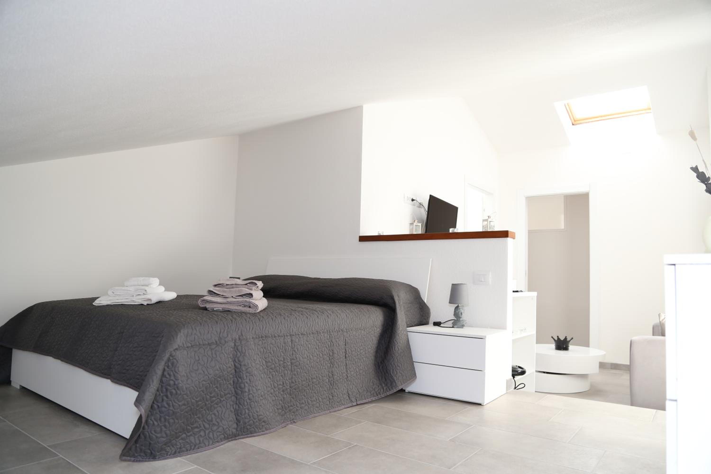 GuestHost - Al civico 5 - Mondern Apartments & Suite! view 3