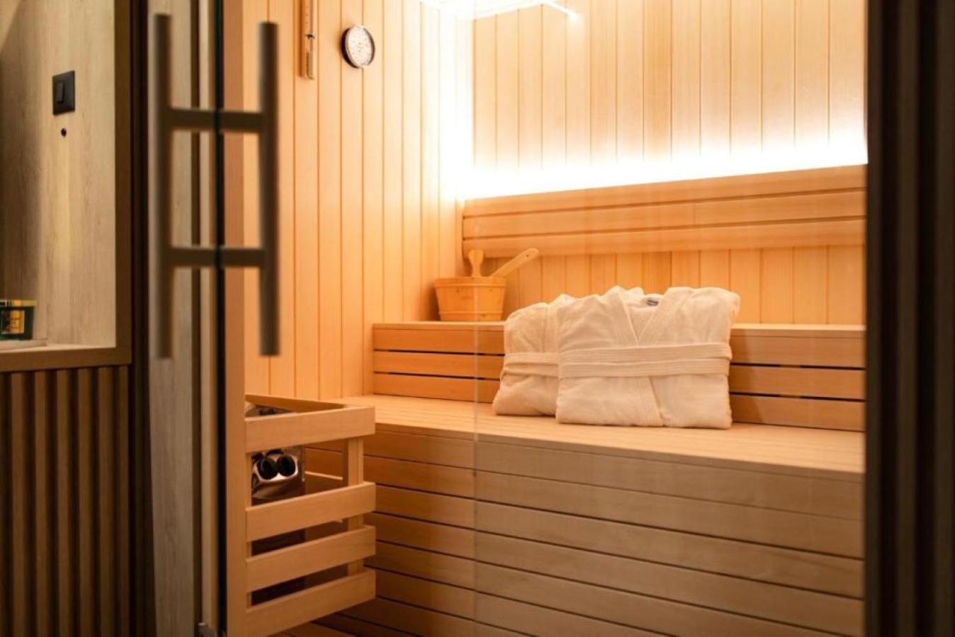 Annabel's Luxury Apartment with private pool, jacuzzi and sauna