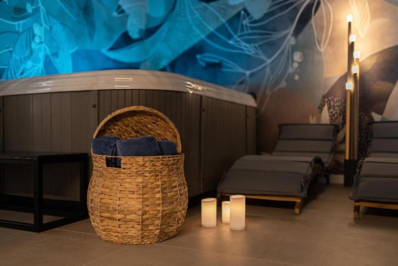 Annabel's Luxury Apartment with private pool, jacuzzi and sauna