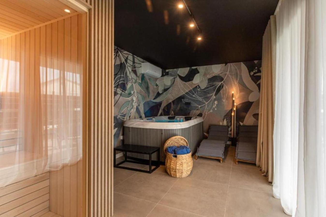 Annabel's Luxury Apartment with private pool, jacuzzi and sauna